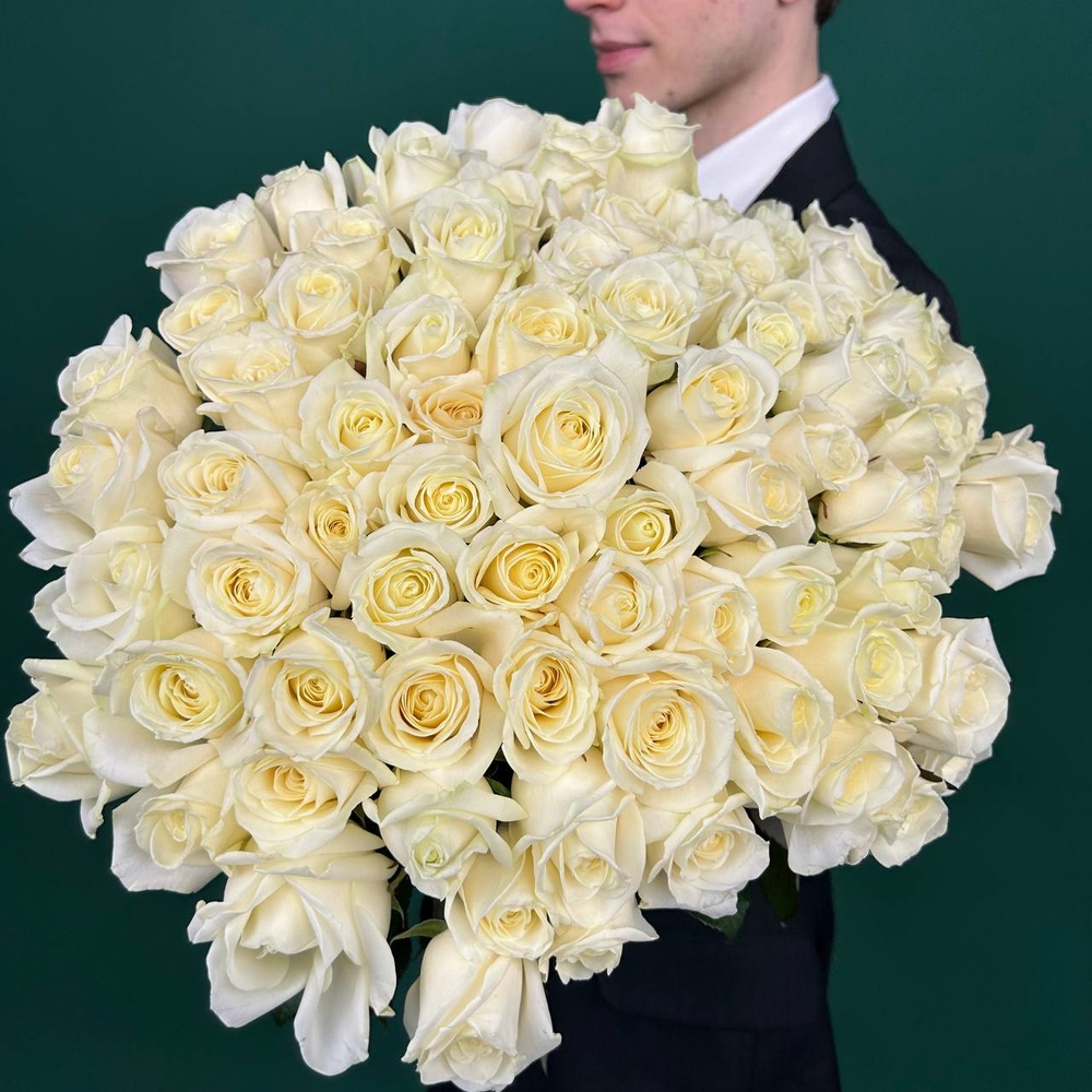 Свежие 81 белая роза под ленту