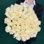 Свежие 81 белая роза под ленту - Фотография 4