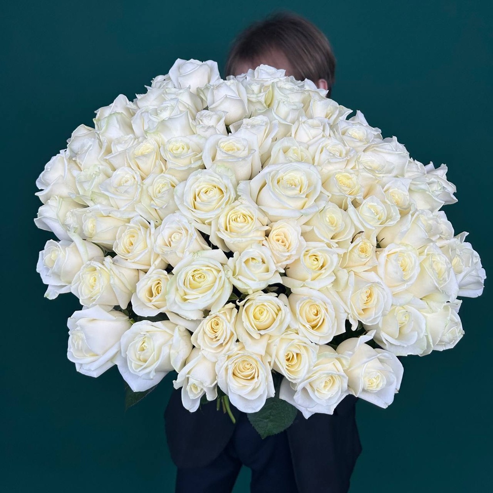 Свежие 81 белая роза под ленту