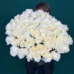 Свежие 81 белая роза под ленту - Фотография 5