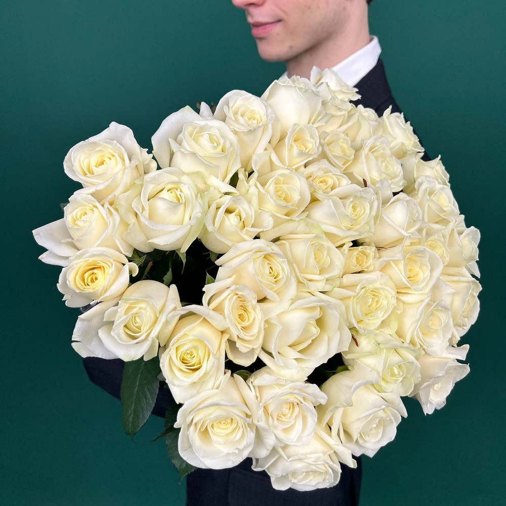 Свежие 41 белая роза под ленту + аквабокс с коробкой-переноской