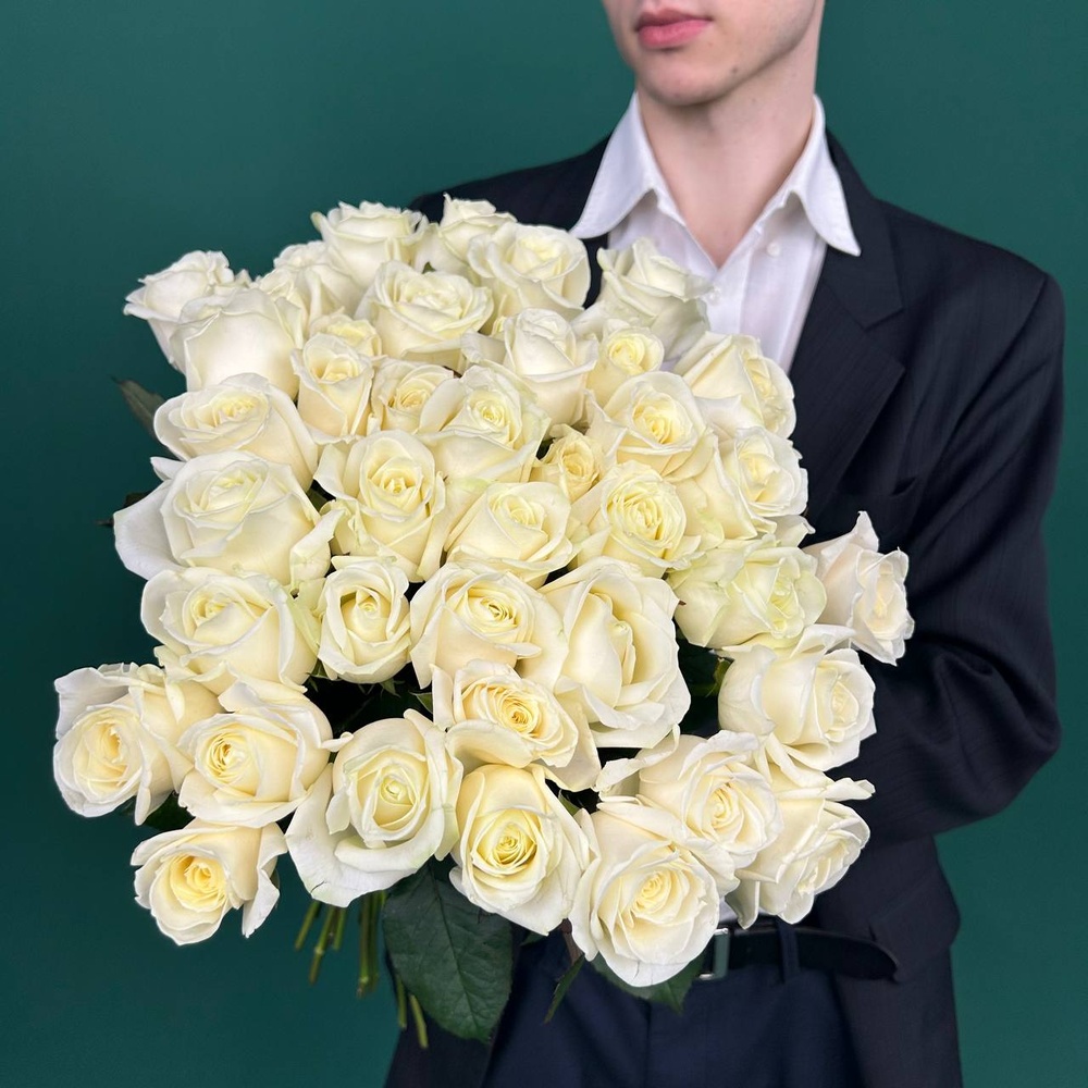 Свежие 41 белая роза под ленту + аквабокс с коробкой-переноской