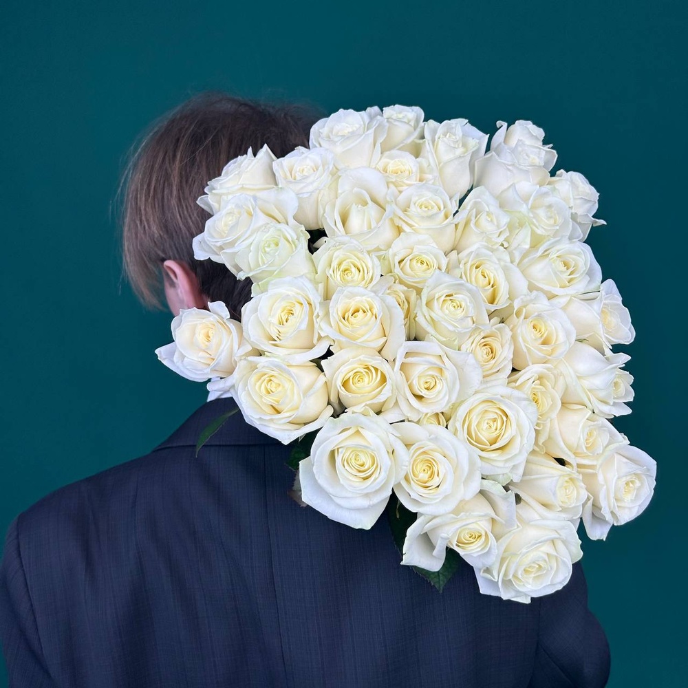 Свежие 41 белая роза под ленту + аквабокс с коробкой-переноской