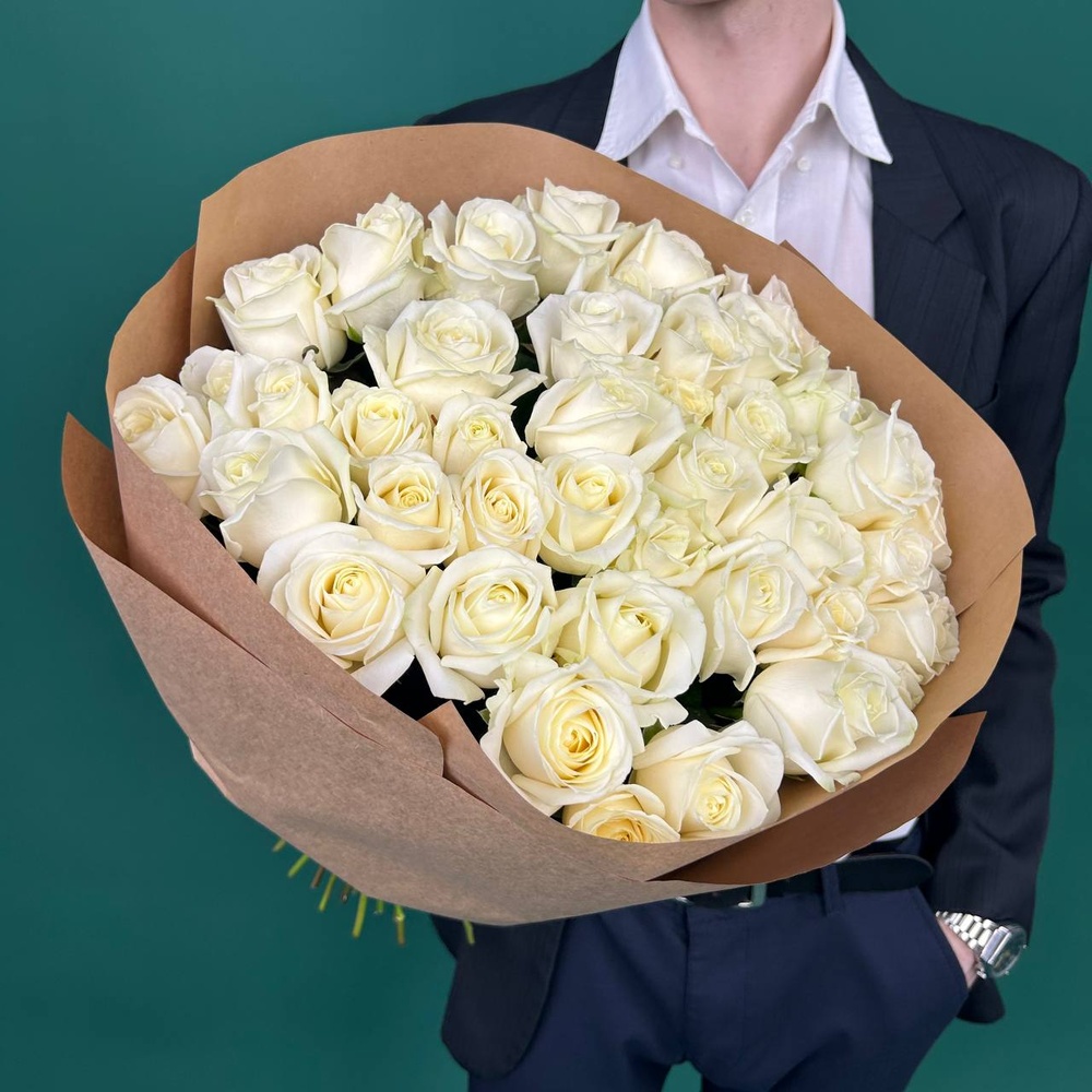 Свежие  41 белая роза в крафте