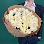 Букет из 41 свежей, ароматной белой розы в крафтовой бумаге с доставкой в Санкт-Петербурге - Фотография 10