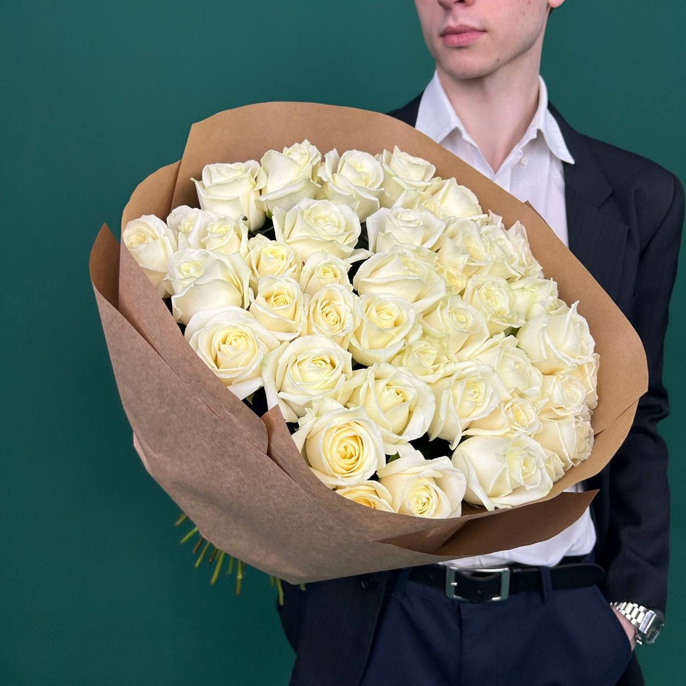 Букет из 41 свежей, ароматной белой розы в крафтовой бумаге с доставкой в Санкт-Петербурге