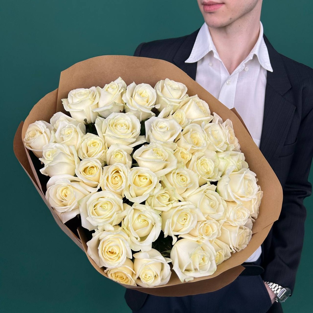 Свежие  41 белая роза в крафте
