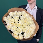 Букет из 41 свежей, ароматной белой розы в крафтовой бумаге с доставкой в Санкт-Петербурге - Фотография 9