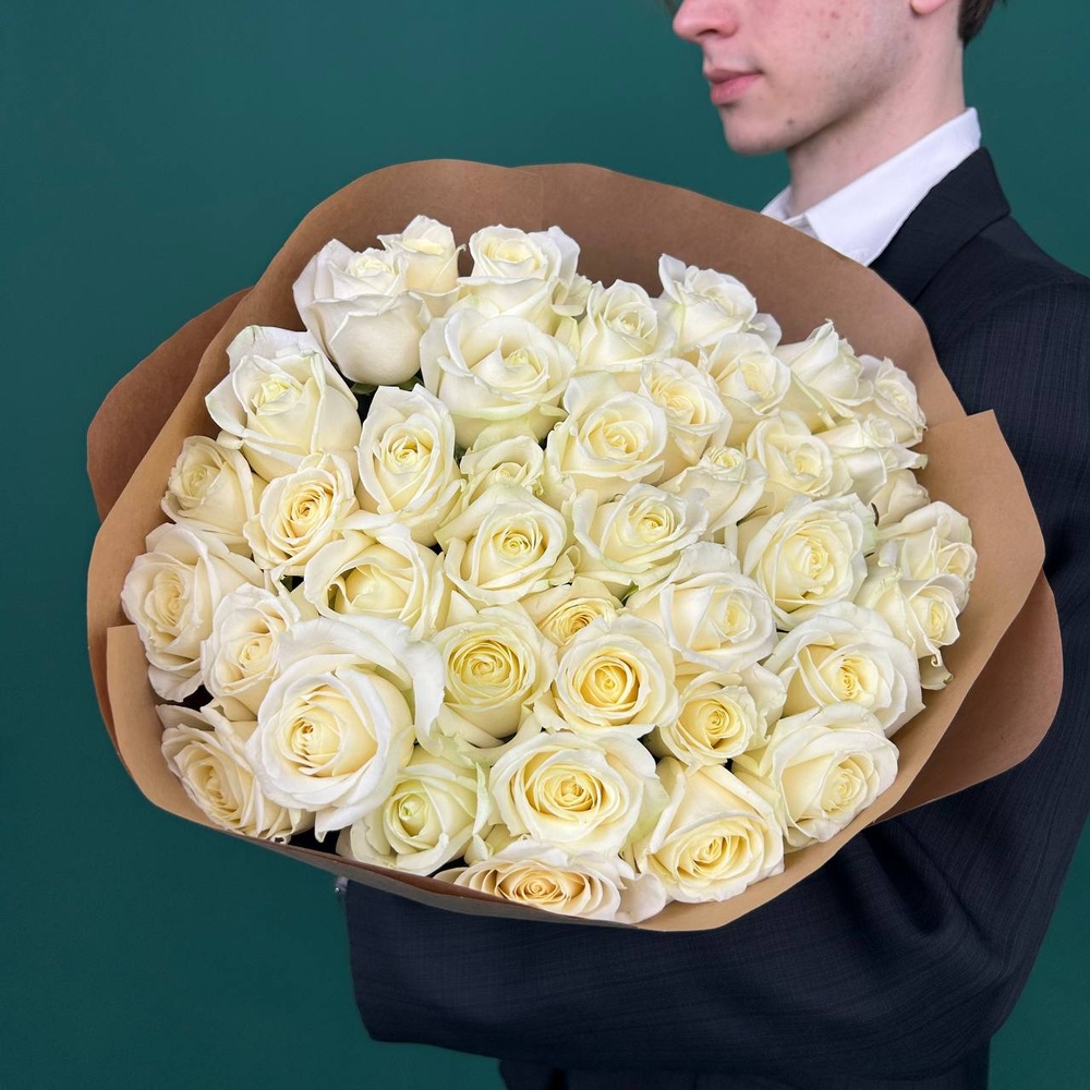Свежие  41 белая роза в крафте