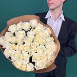 Букет из 41 свежей, ароматной белой розы в крафтовой бумаге с доставкой в Санкт-Петербурге - Фотография 6