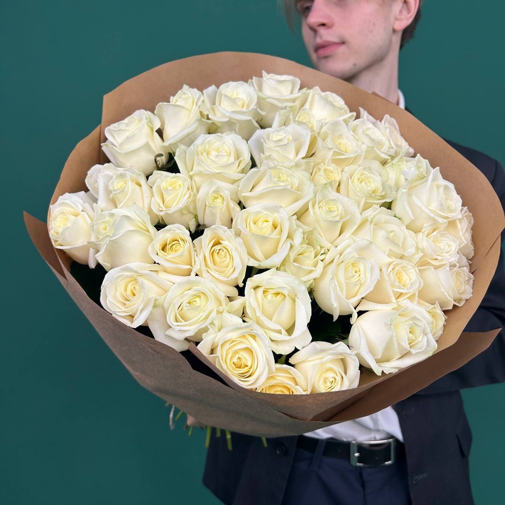 Свежие  41 белая роза в крафте