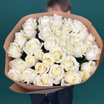 Букет из 41 свежей, ароматной белой розы в крафтовой бумаге с доставкой в Санкт-Петербурге - Фотография 8