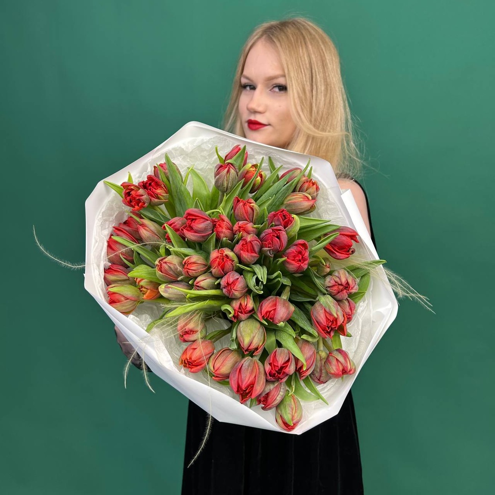 Марсала: 51 красный пионовидный тюльпан