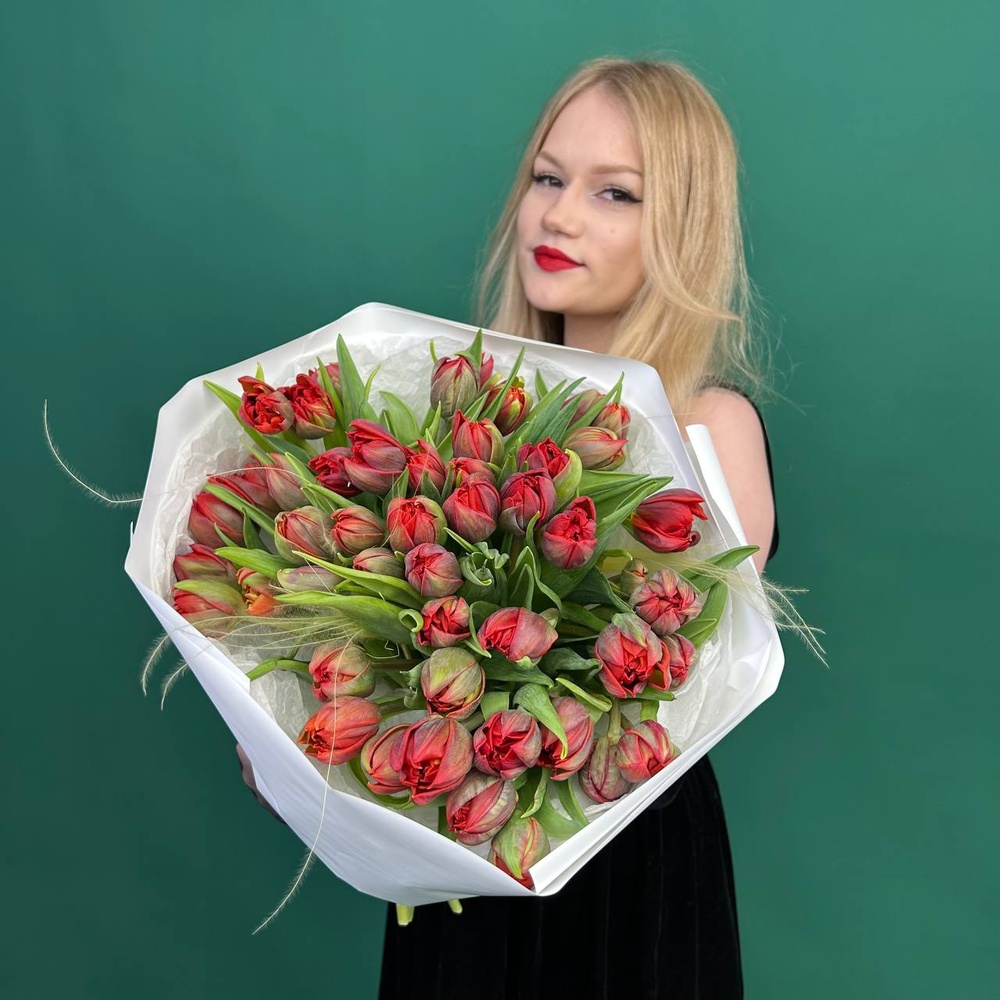 Марсала: 51 красный пионовидный тюльпан + коробка-переноска с аквабоксом