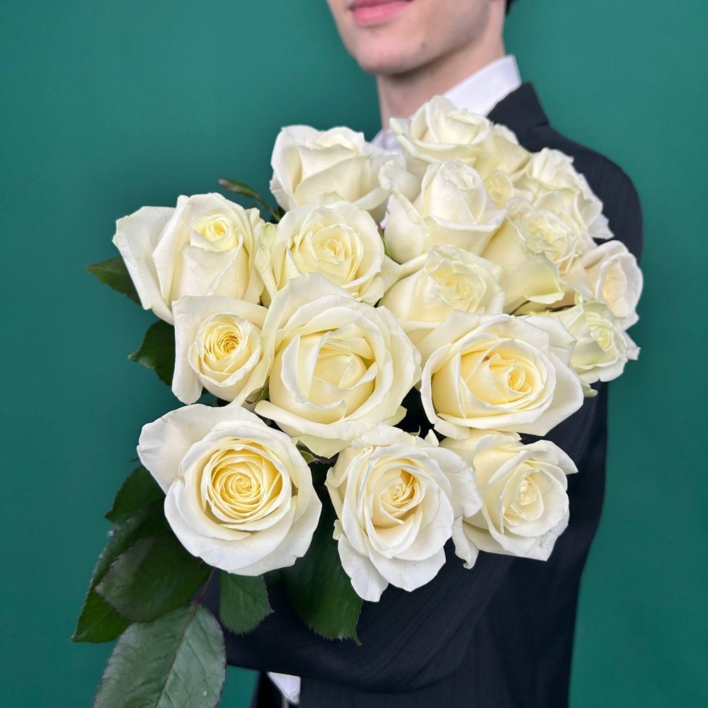 Свежих 19 белых роз под ленту