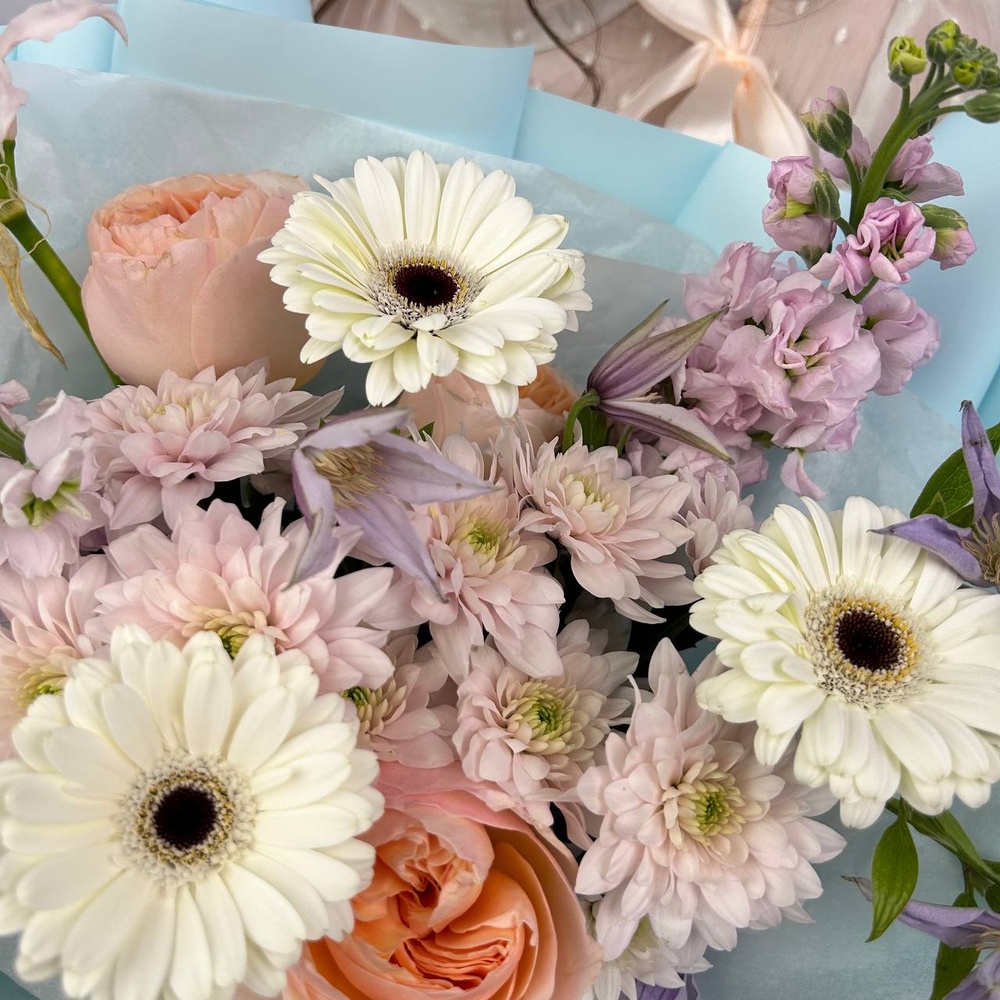 Букет цвета твоей души: пионовидная роза, маттиола + коробка-переноска с аквабоксом