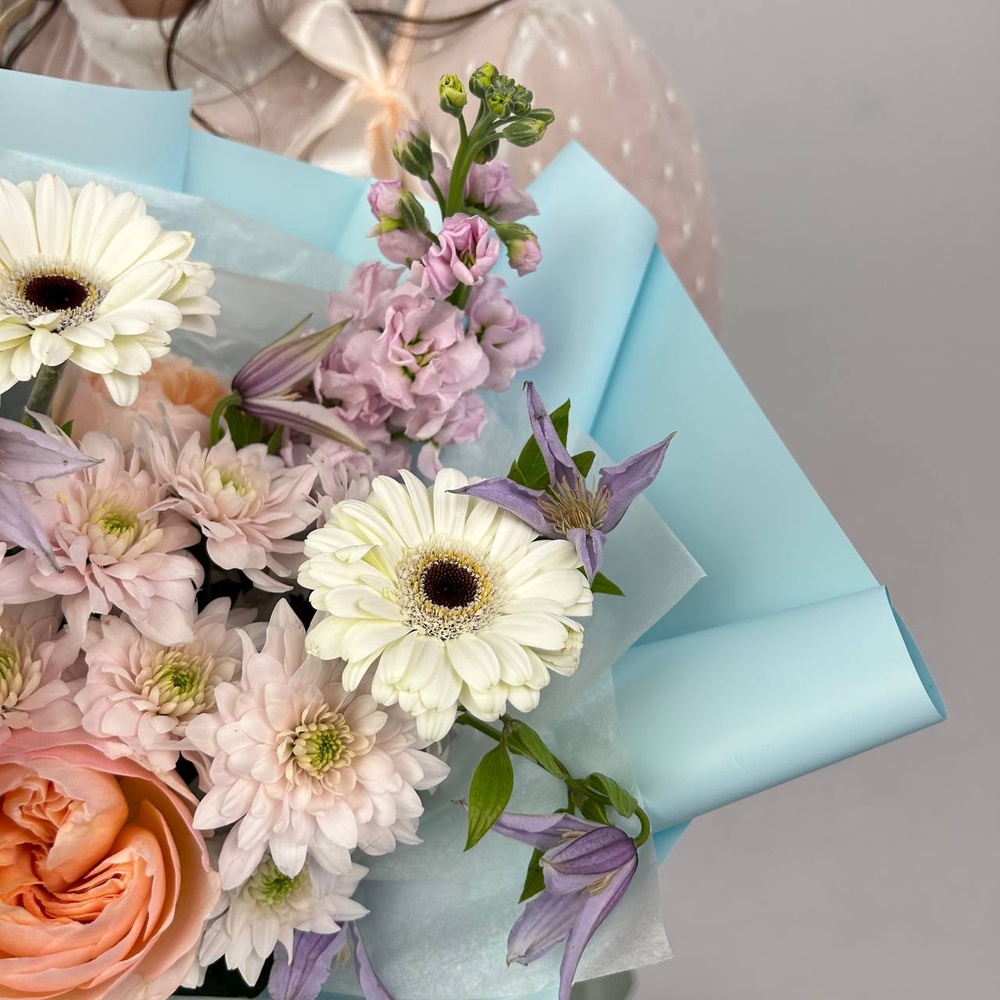 Букет цвета твоей души: пионовидная роза, маттиола + коробка-переноска с аквабоксом