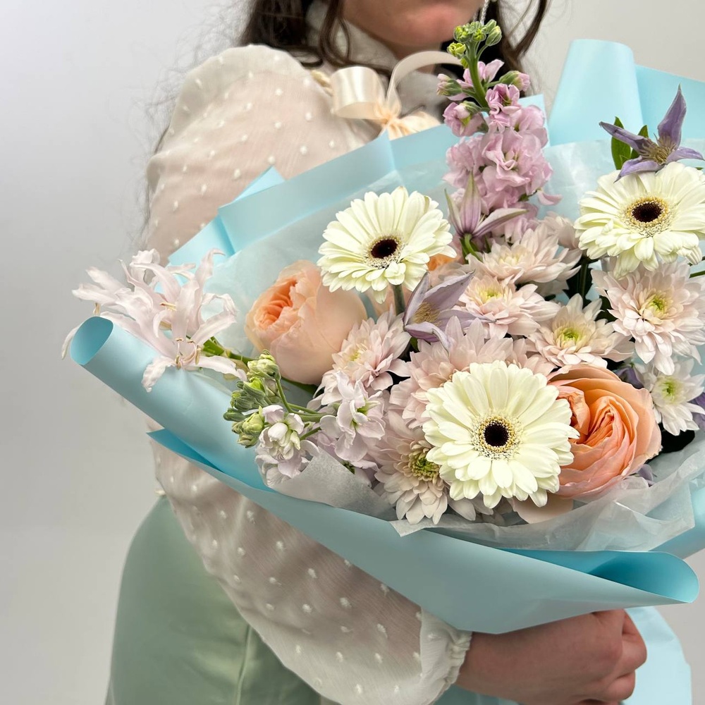 Букет цвета твоей души: пионовидная роза, маттиола + коробка-переноска с аквабоксом