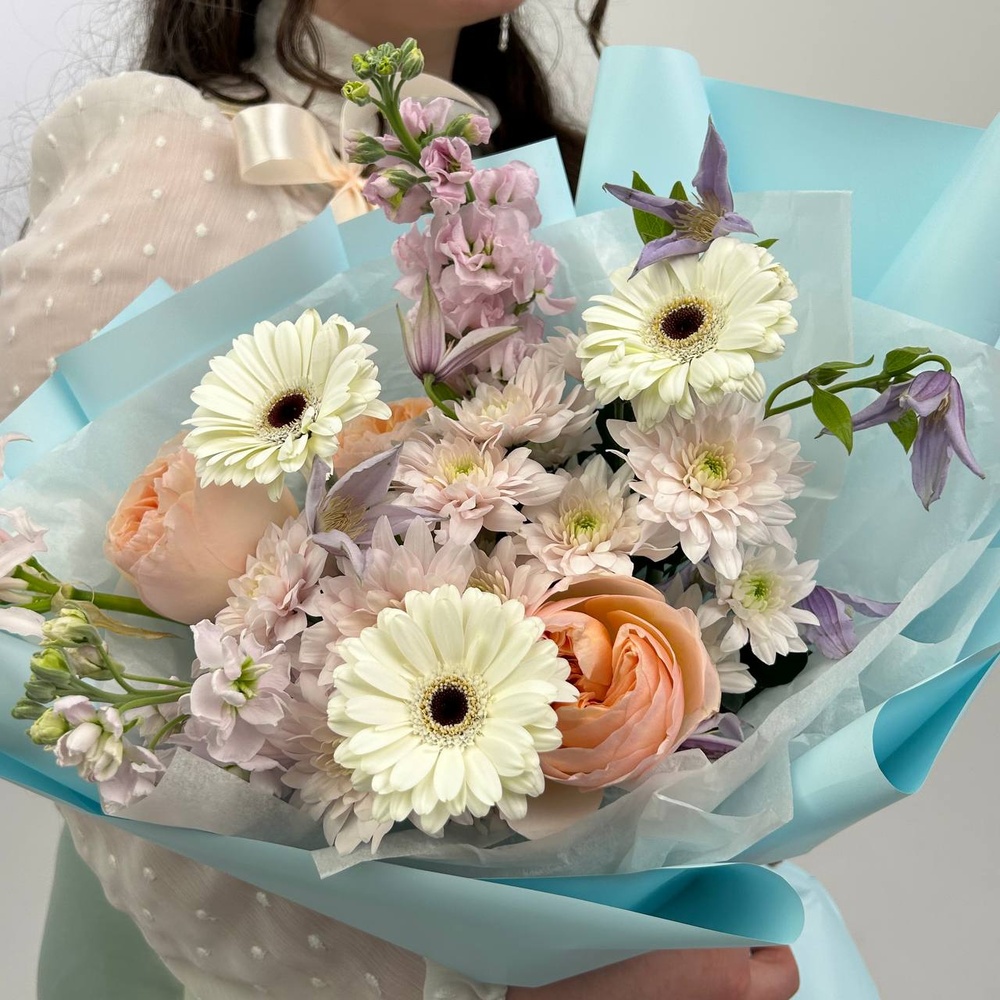 Букет цвета твоей души: пионовидная роза, маттиола + коробка-переноска с аквабоксом