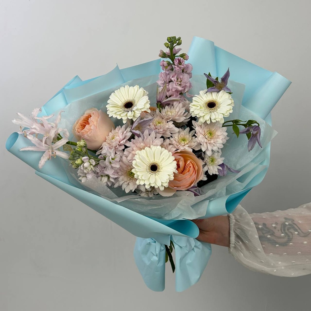 Букет цвета твоей души: пионовидная роза, маттиола + коробка-переноска с аквабоксом