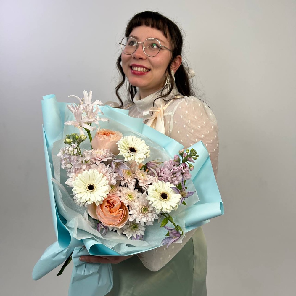 Букет цвета твоей души: пионовидная роза, маттиола + коробка-переноска с аквабоксом