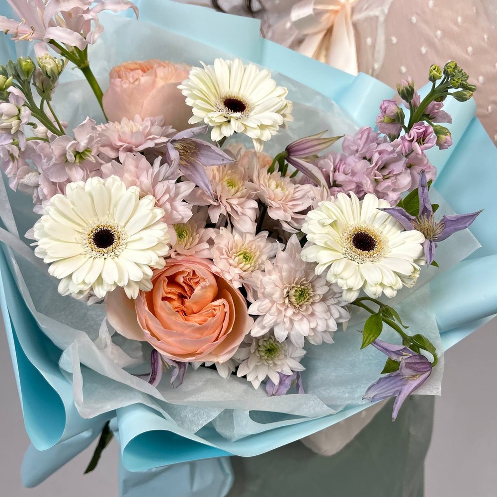 Букет цвета твоей души: пионовидная роза, маттиола + коробка-переноска с аквабоксом