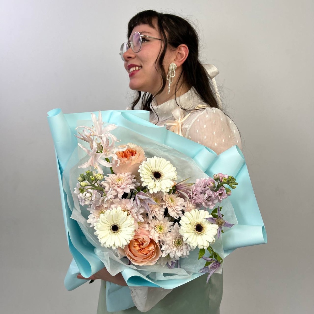 Букет цвета твоей души: пионовидная роза, маттиола + коробка-переноска с аквабоксом