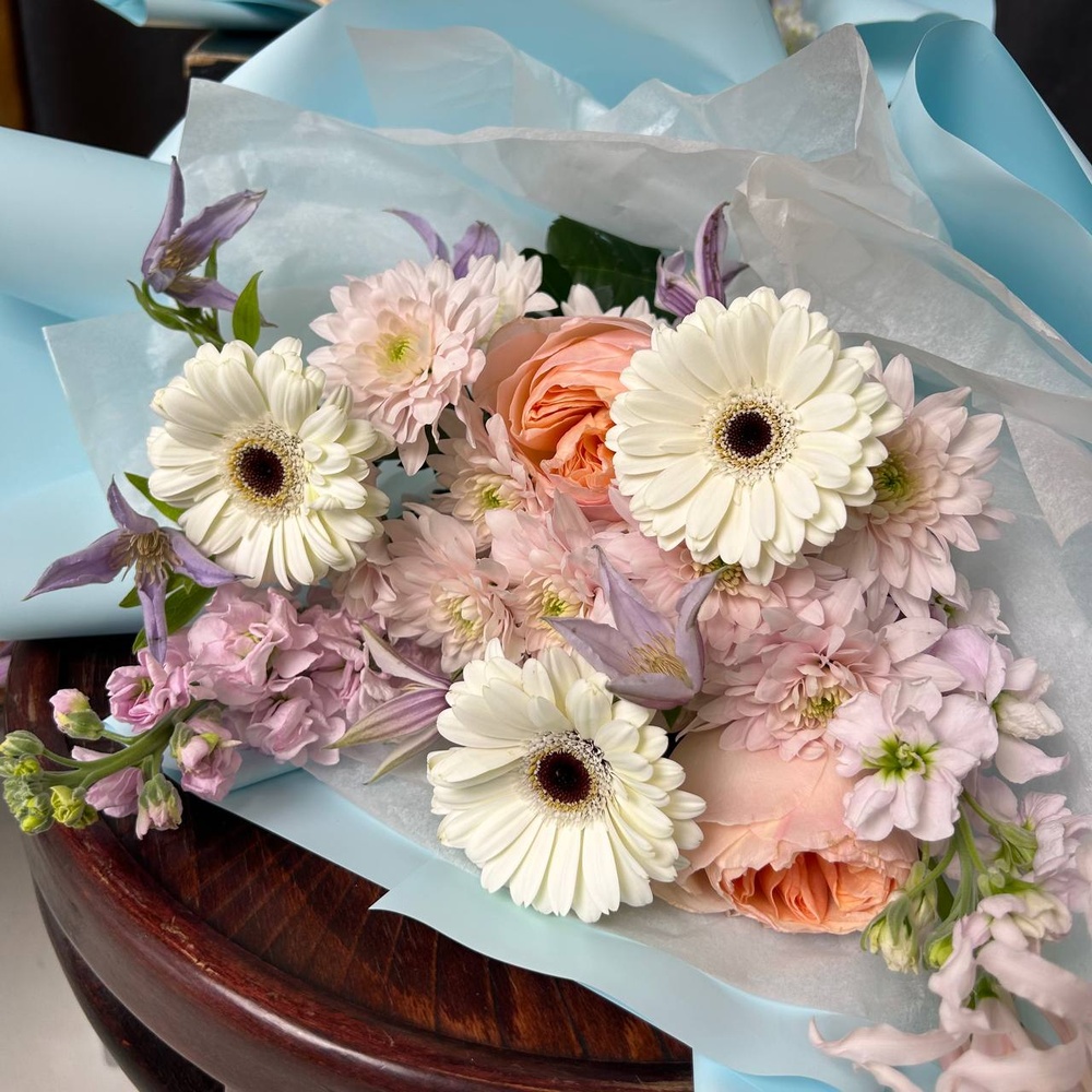 Букет цвета твоей души: пионовидная роза, маттиола + коробка-переноска с аквабоксом