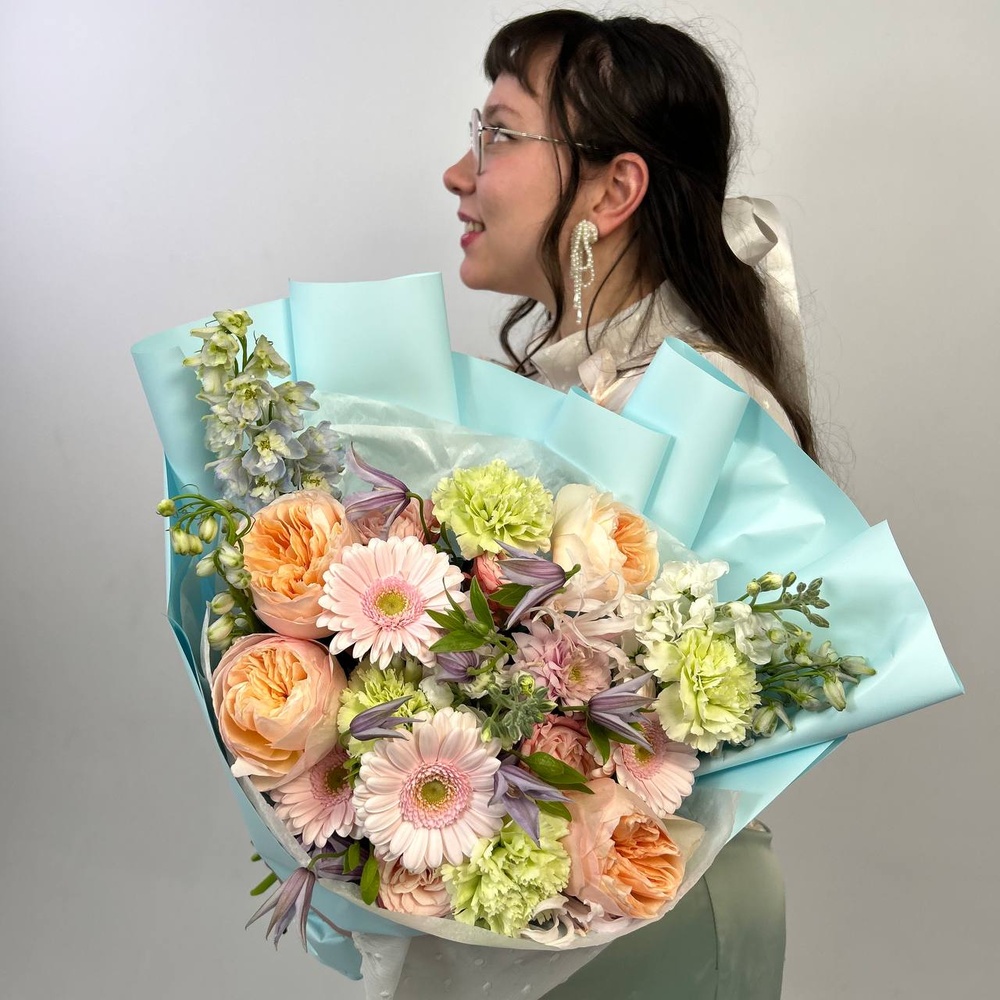Букет цвета твоей души. Размер M с аквабоксом и коробкой-переноской