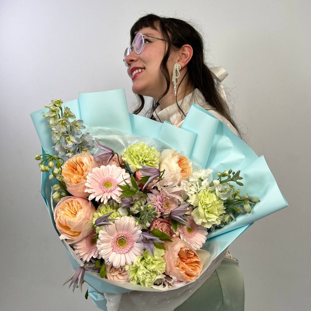 Букет цвета твоей души. Размер M с аквабоксом и коробкой-переноской