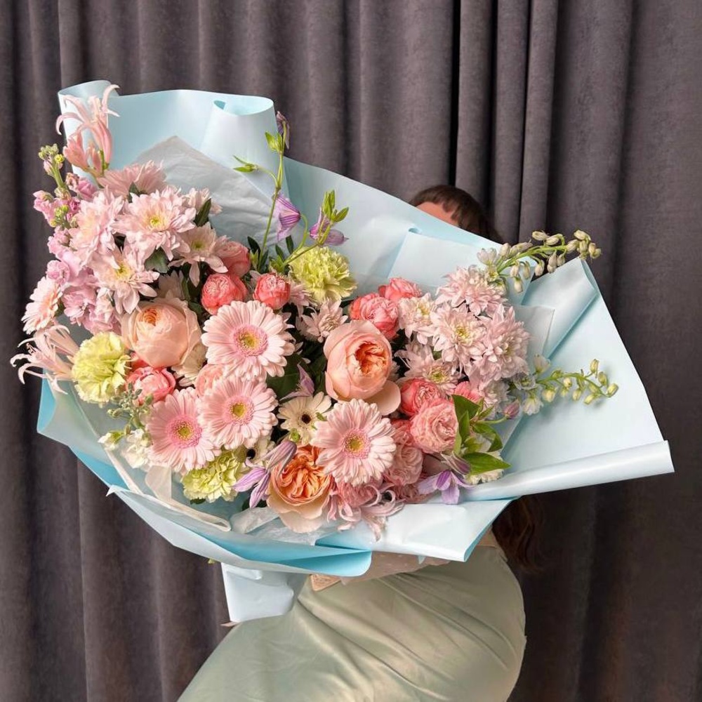 Букет цвета твоей души. Размер L с аквабоксом и коробкой-переноской