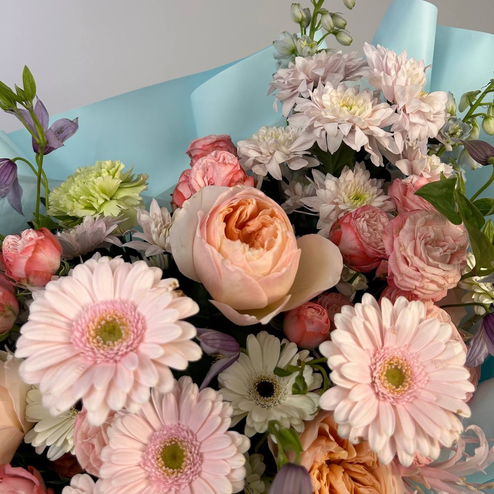 Букет цвета твоей души. Размер L с аквабоксом и коробкой-переноской