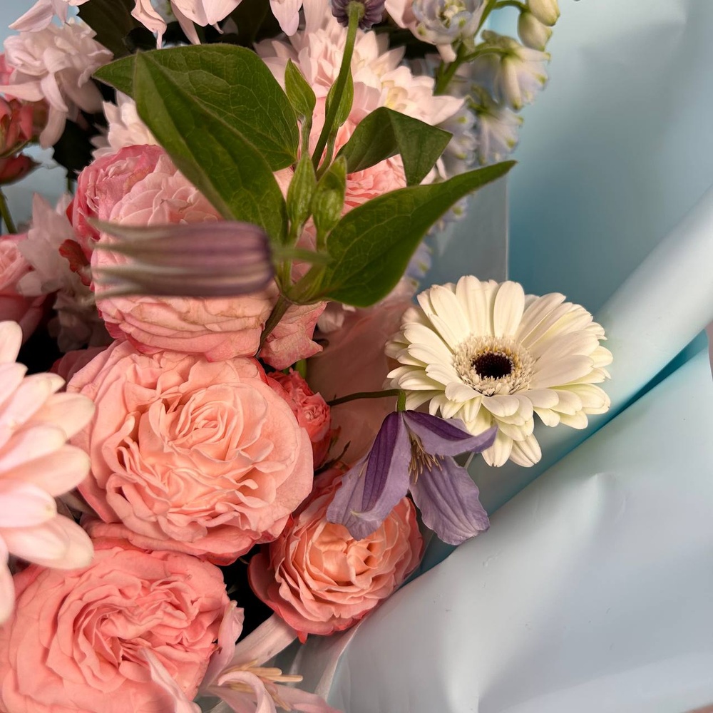 Букет цвета твоей души. Размер L с аквабоксом и коробкой-переноской