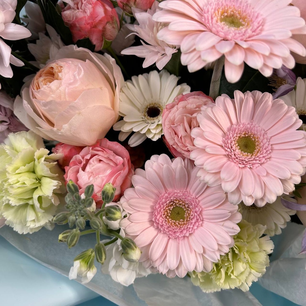 Букет цвета твоей души. Размер L с аквабоксом и коробкой-переноской