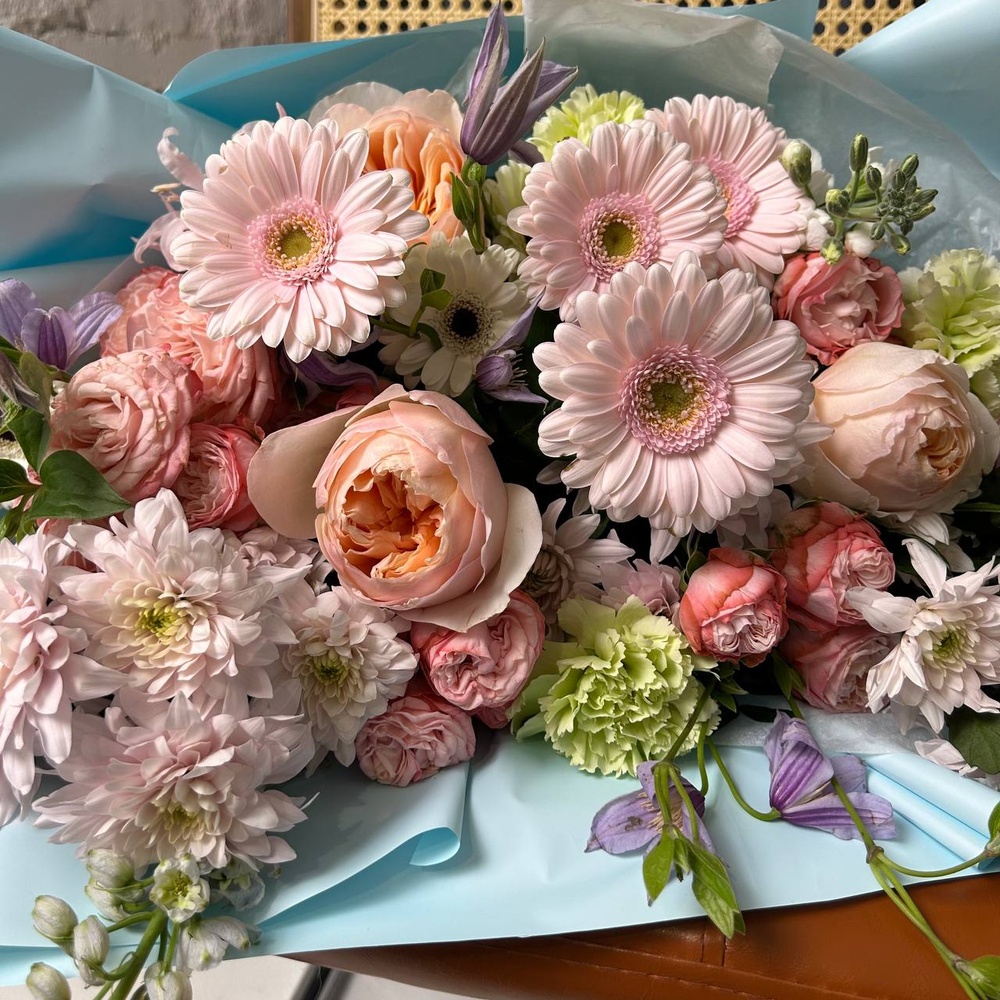 Букет цвета твоей души. Размер L с аквабоксом и коробкой-переноской