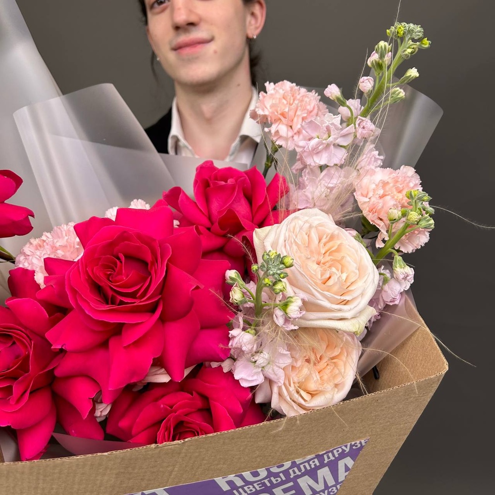 Букет «Она была прекрасна: французские розы и маттиола‎» + аквабокс и переноска