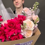 Букет «Она была прекрасна: французские розы и маттиола‎» + аквабокс и переноска - Фотография 13