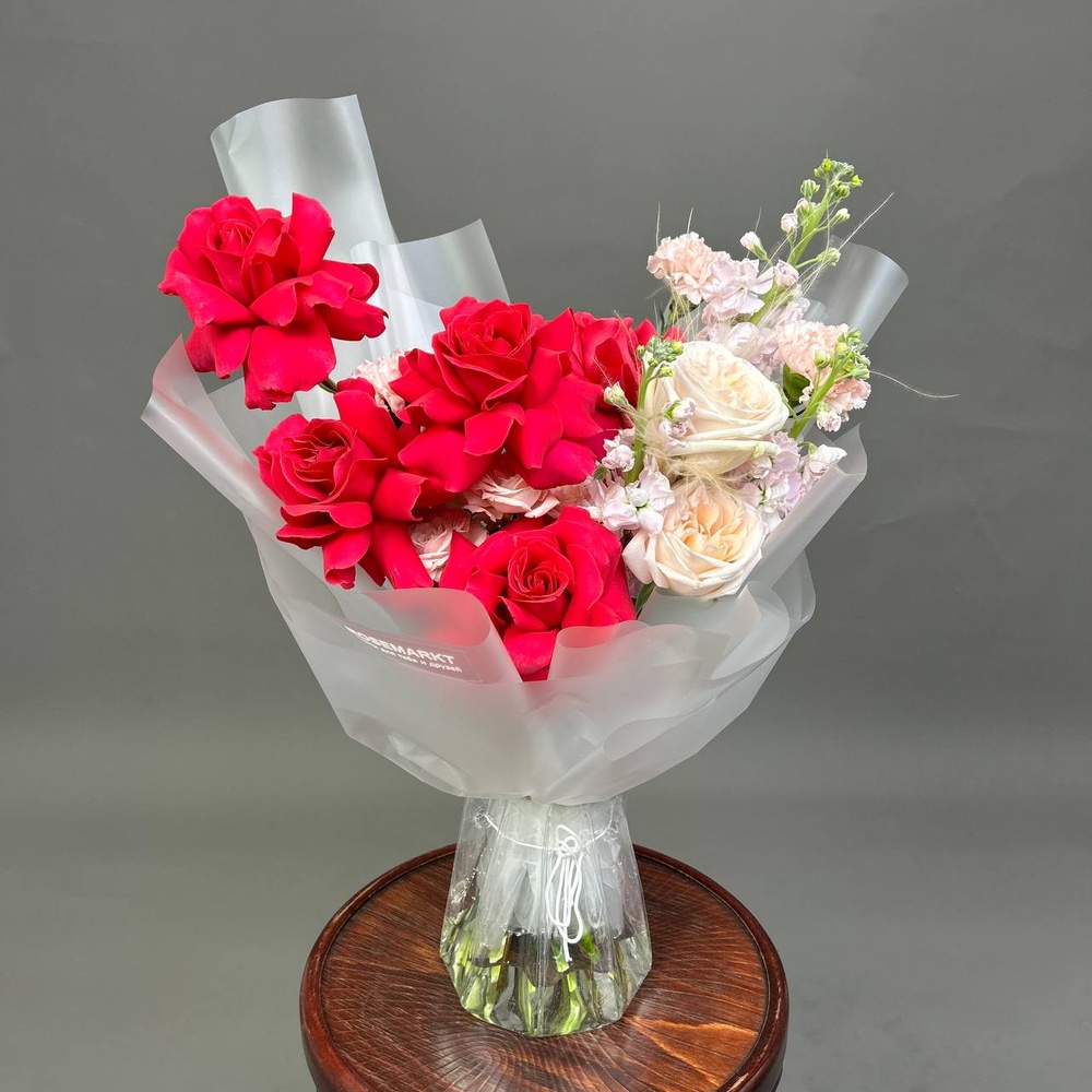 Букет «Она была прекрасна: французские розы и маттиола‎» + аквабокс и переноска