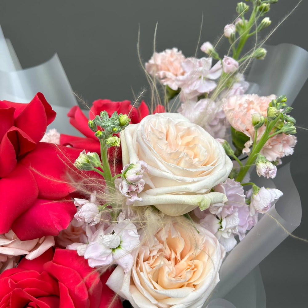 Букет «Она была прекрасна: французские розы и маттиола‎» + аквабокс и переноска