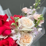 Букет «Она была прекрасна: французские розы и маттиола‎» + аквабокс и переноска - Фотография 12