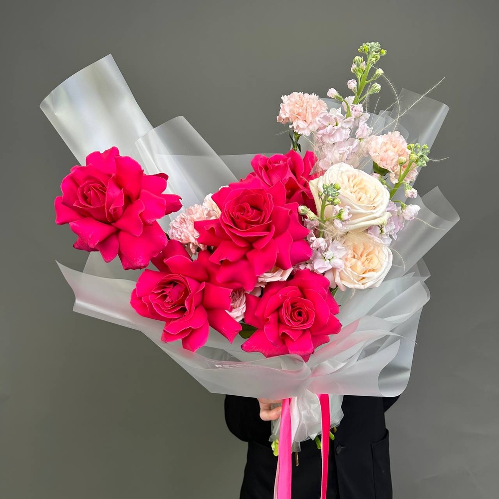 Букет «Она была прекрасна: французские розы и маттиола‎» + аквабокс и переноска