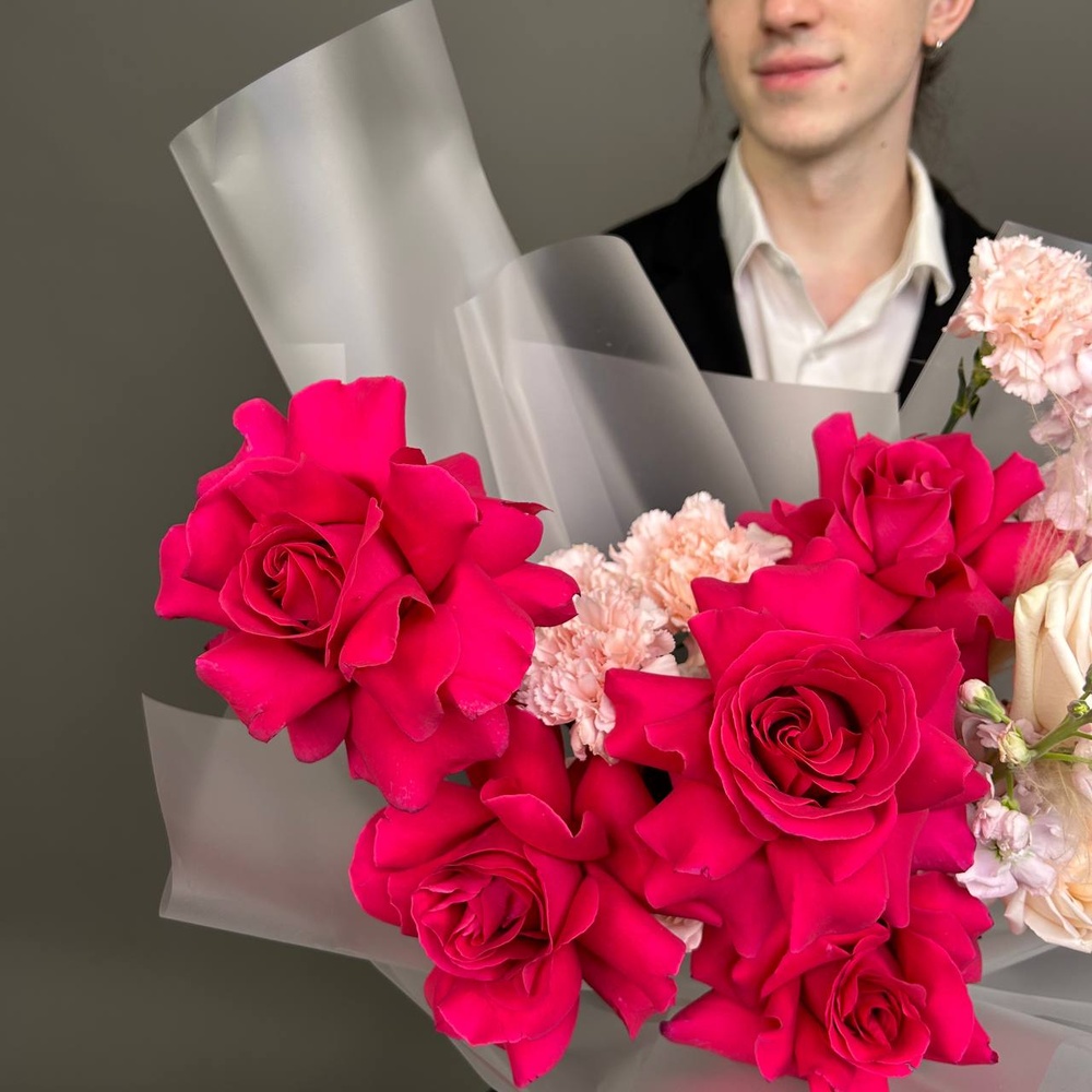 Букет «Она была прекрасна: французские розы и маттиола‎» + аквабокс и переноска