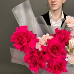 Букет «Она была прекрасна: французские розы и маттиола‎» + аквабокс и переноска - Фотография 11