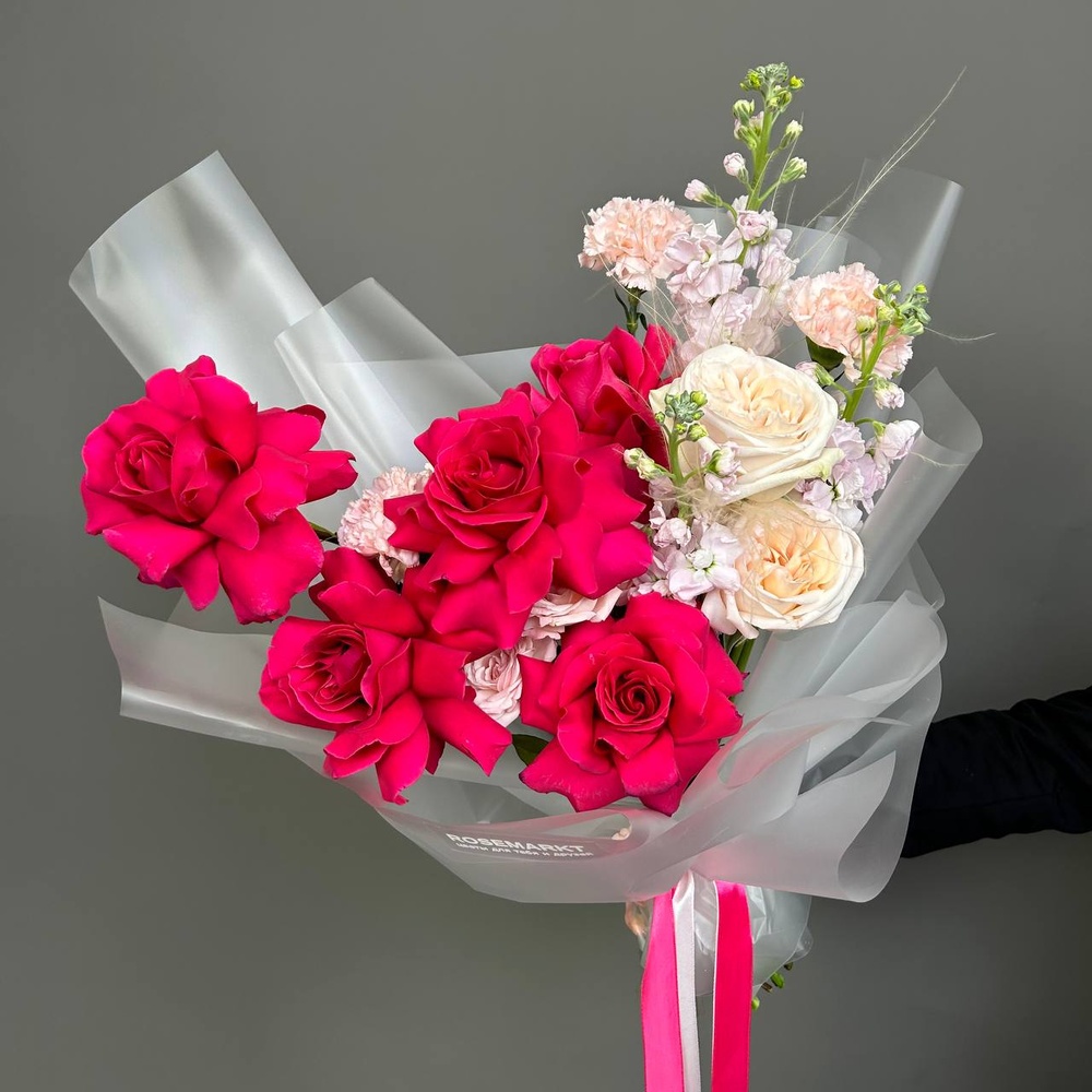 Букет «Она была прекрасна: французские розы и маттиола‎» + аквабокс и переноска