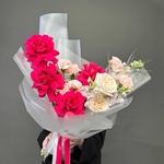 Букет «Она была прекрасна: французские розы и маттиола‎» + аквабокс и переноска - Фотография 8