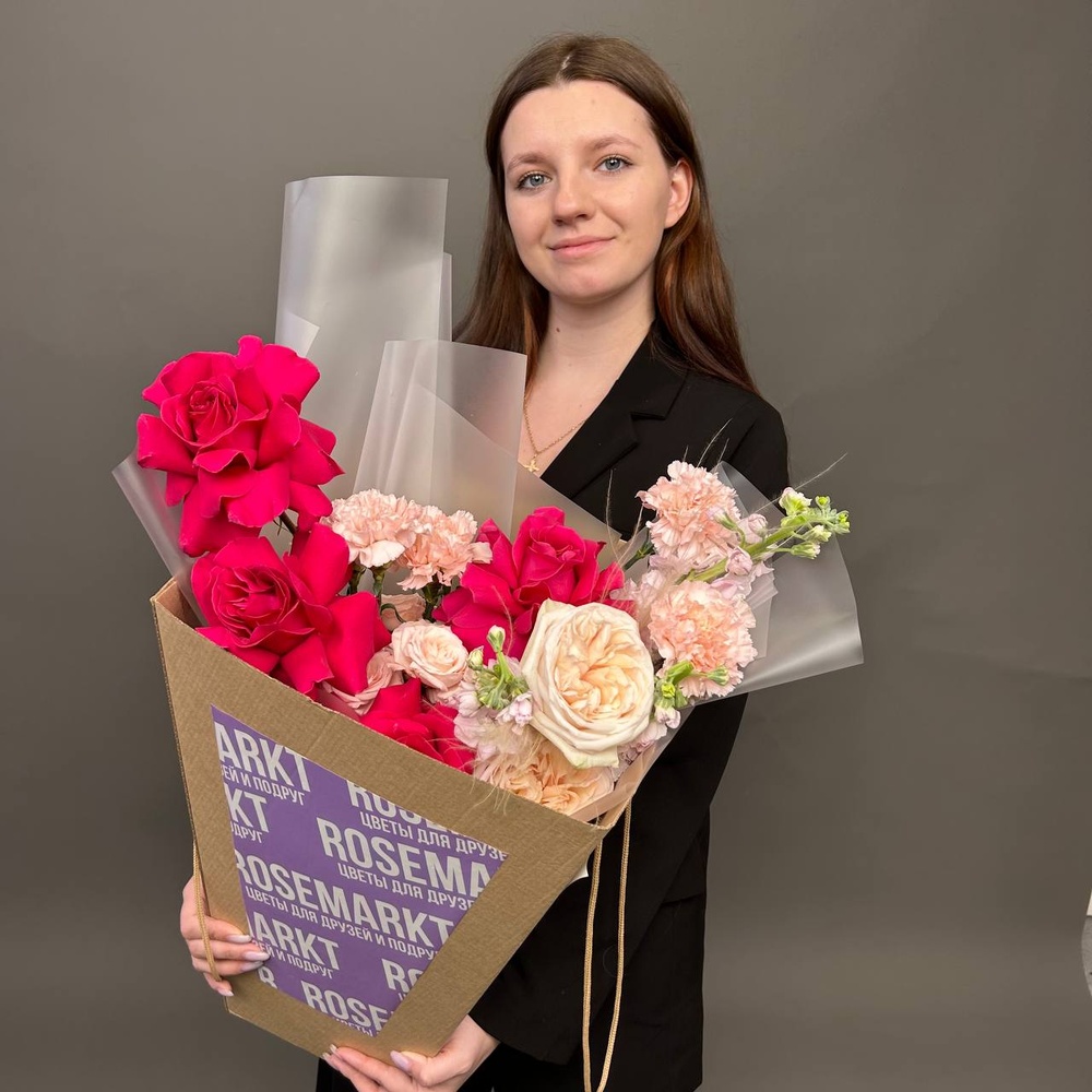 Букет «Она была прекрасна: французские розы и маттиола‎» + аквабокс и переноска