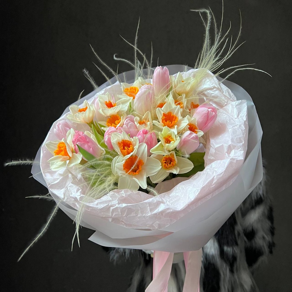 Формула весны: розовые тюльпаны + нарциссы с аквабоксом и коробкой-переноской