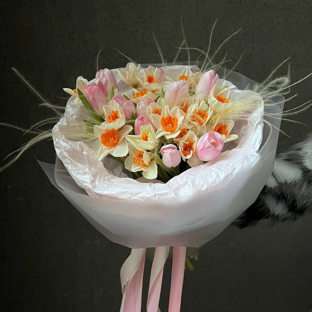 Формула весны: розовые тюльпаны + нарциссы с аквабоксом и коробкой-переноской