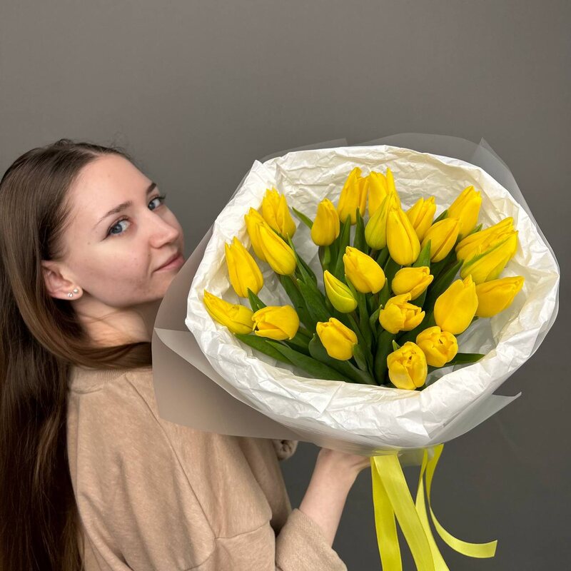 Летний вайб: желтые тюльпаны в стильной упаковке