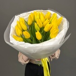 Летний вайб: желтые тюльпаны в стильной упаковке - Фотография 1